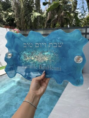 Plateau à pain en résine avec un dégradé de bleu et poignées en cristal