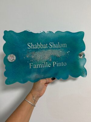 Plateau à pain en résine avec un dégradé de bleu et poignées en cristal