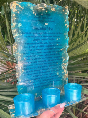 Plateau de 3 bougeoirs bleu bleu avec feuille d’or, la הדלקת נרות et inscription « À la mémoire de »