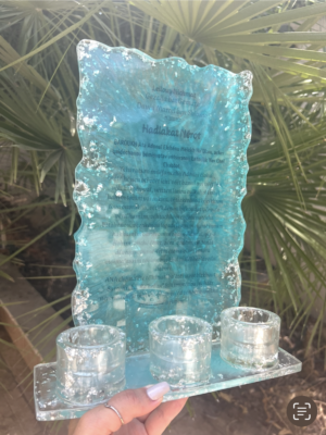 Plateau de 3 bougeoirs bleu ciel avec feuille d’argent, la הדלקת נרות et inscription « À la mémoire de »