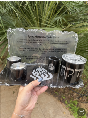Plateau bougeoir en résine noir et argenté – 2 bougeoirs, tzedaka avec pot à pièces et prénom personnalisé