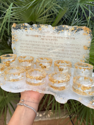 Plateau bougeoir personnalisé avec nom de famille en perles et feuille d’or dorée