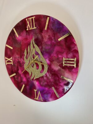 Horloge murale en résine – Dégradé de roses avec chiffres romains dorés et Aesh Sheli