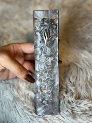 Mezouza en résine époxy – Gris argenté travaillé