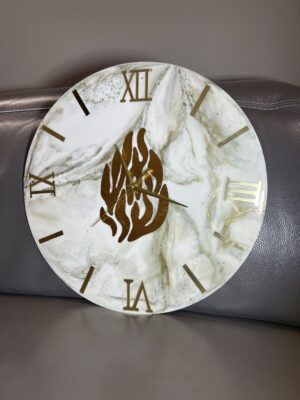 Horloge murale en résine – Blanc perle avec doré et Aesh Sheli