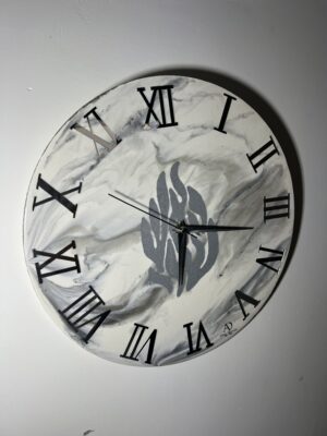 Horloge murale en résine – Marbré gris et perle avec flamme Aesh Sheli argent pailleté et chiffres romains argentés