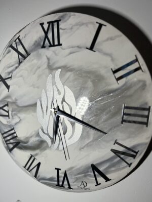 Horloge murale en résine – Marbré gris et perle avec flamme Aesh Sheli argent pailleté et chiffres romains argentés