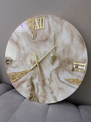 Horloge murale en résine – Beige et perle avec feuilles d’or dorées et chiffres romains dorés