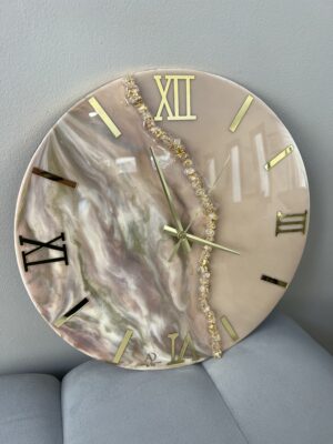 Horloge murale en résine – Dégradé beige, marron et or avec séparation en pierres et chiffres romains dorés