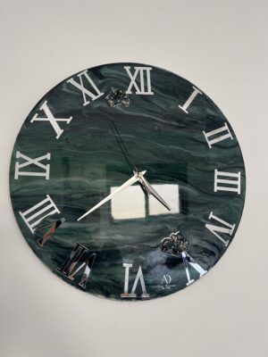 Horloge murale en résine – Dégradé marbré vert avec pierres naturelles et chiffres romains argentés