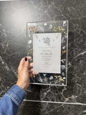 Cadre souvenir de mariage en résine – Invitation, fleurs naturelles et verre de Kiddush