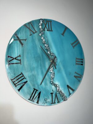 Horloge murale en résine – Turquoise uni et marbré avec séparation en pierres et chiffres romains dorés
