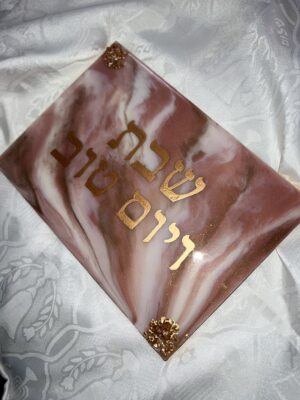 Plateau à pain en résine – Rose et saumon perlé avec inscription rose gold et pierres décoratives