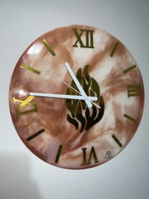 Horloge murale en résine – Marbré saumon et perle avec flamme Aesh Sheli dorée et chiffres romains dorés