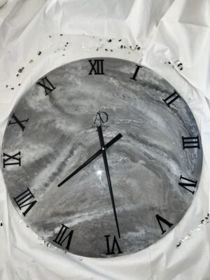 Horloge murale en résine – Marbré gris avec chiffres romains noirs