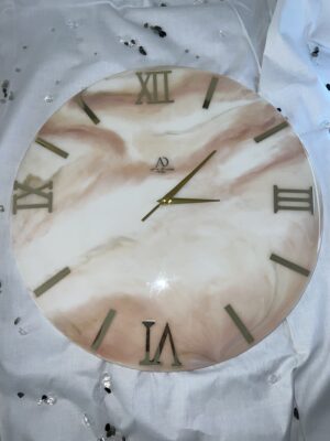 Horloge en résine – Marbré beige et perle avec chiffres romains dorés