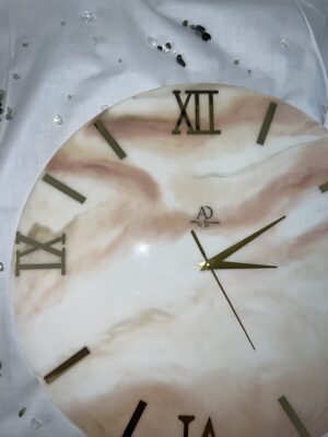 Horloge en résine – Marbré beige et perle avec chiffres romains dorés