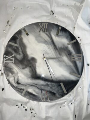 Horloge en résine – Marbré noir, blanc et perle avec chiffres romains argentés