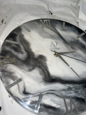 Horloge en résine – Marbré noir, blanc et perle avec chiffres romains argentés