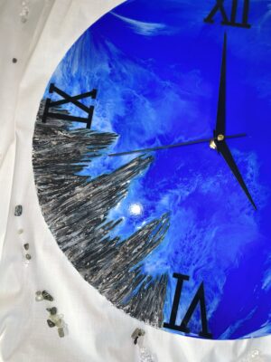 Horloge en résine – Bleu de la mer avec extrémités rocher noir et chiffres romains noirs