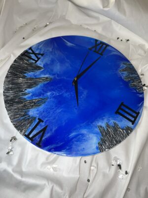 Horloge en résine – Bleu de la mer avec extrémités rocher noir et chiffres romains noirs