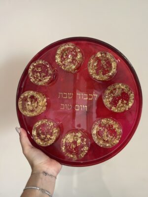 Plateau 8 bougeoirs en résine – Rouge profond avec bougeoirs dorés et inscription centrale en or