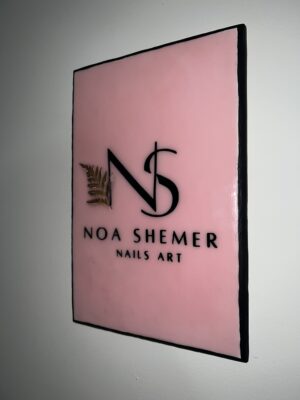 Tableau en résine – Fond rose avec logo personnalisé noir