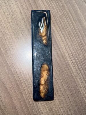 Mezouza en résine époxy – Noir avec intérieur en bois d’olivier