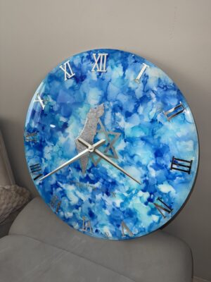 Horloge en résine – Encres à alcool bleues avec Terre d’Israël pailletée argentée, Magen David et chiffres romains argentés