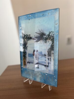 Cadre souvenir de mariage en résine – Fond bleu, photo et verre de kiddouch