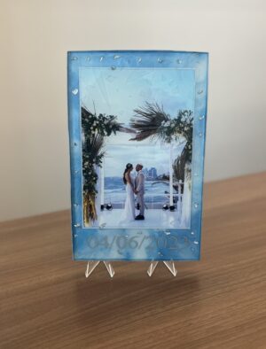 Cadre souvenir de mariage en résine – Fond bleu, photo et verre de kiddouch
