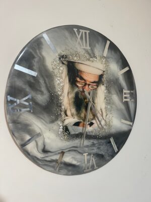 Horloge en résine – Marbré gris et perle avec photo personnalisée, cadre pierres et diamants, chiffres romains argentés