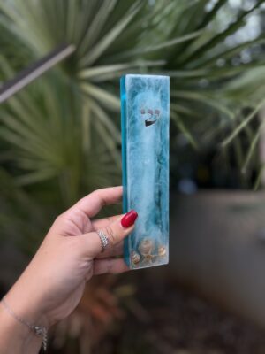 Mezouza en résine époxy – Fond de mer bleu avec vagues et coquillages