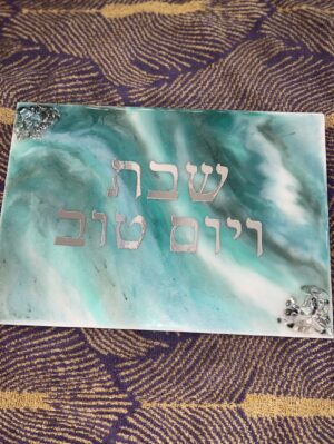 Plateau à pain en résine – Dégradé bleu, vert et gris avec inscription argentée et pierres décoratives