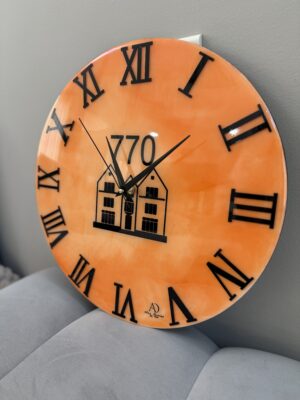 Horloge murale en résine – Orange lumineux avec chiffres romains noirs et motif 770 -Habbad