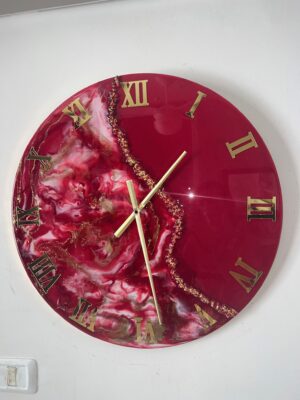 Horloge en résine – Rouge uni et rouge marbré avec séparation en pierres et chiffres romains dorés