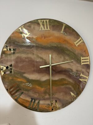 Horloge murale en résine – Dégradé orange, marron et beige avec touches dorées et chiffres romains dorés
