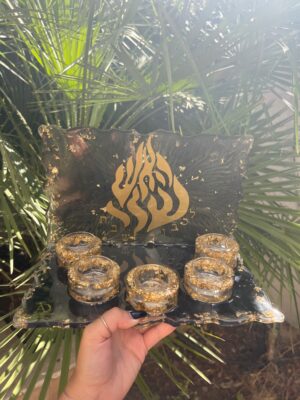 Plateau 5 bougeoirs avec flamme, bougeoir veilleuse et feuilles d’or, nom de famille doré