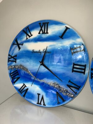 Horloge murale en résine – Dégradé bleu et blanc avec inscription noire et chiffres romains noirs