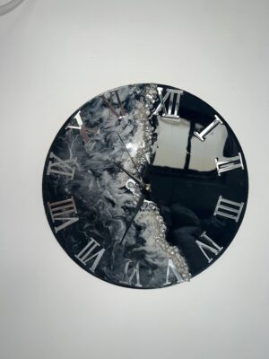 Horloge murale en résine – Dégradé noir, argent et blanc avec pierres